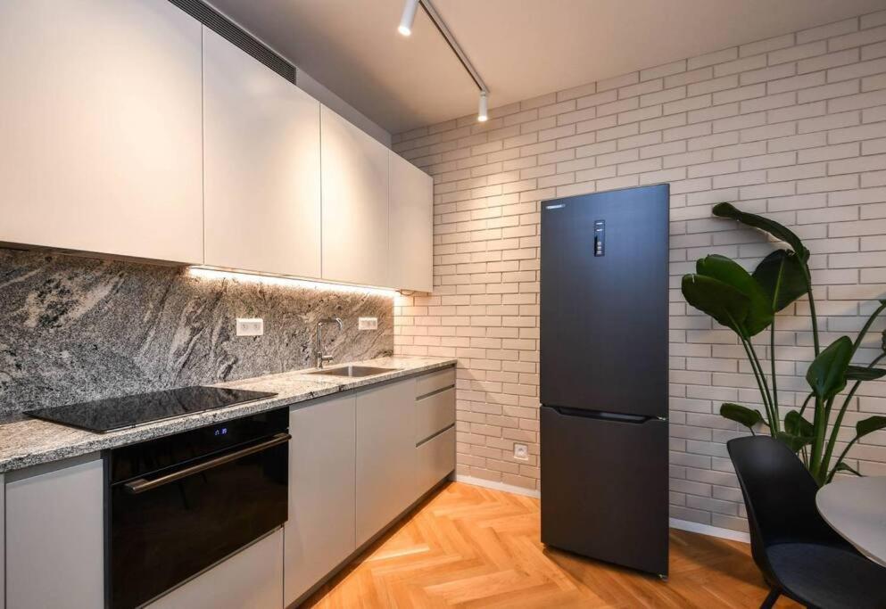 Skypark Luxury Apartment With Skyline View & Free Parking Bratislava Extérieur photo