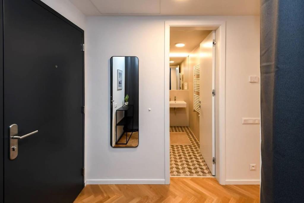 Skypark Luxury Apartment With Skyline View & Free Parking Bratislava Extérieur photo