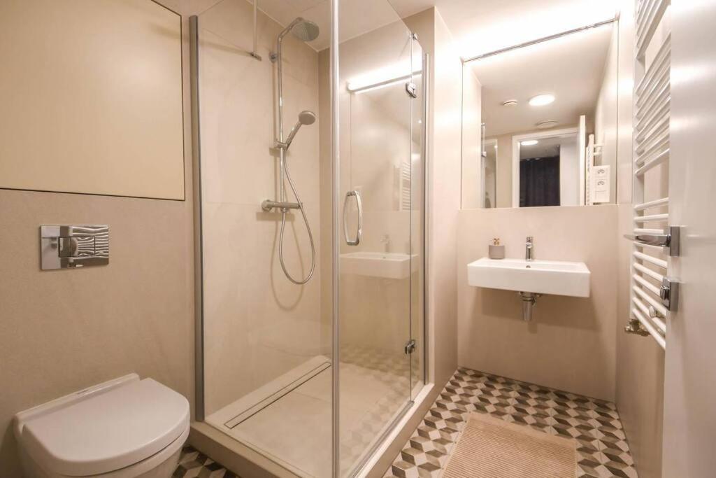Skypark Luxury Apartment With Skyline View & Free Parking Bratislava Extérieur photo