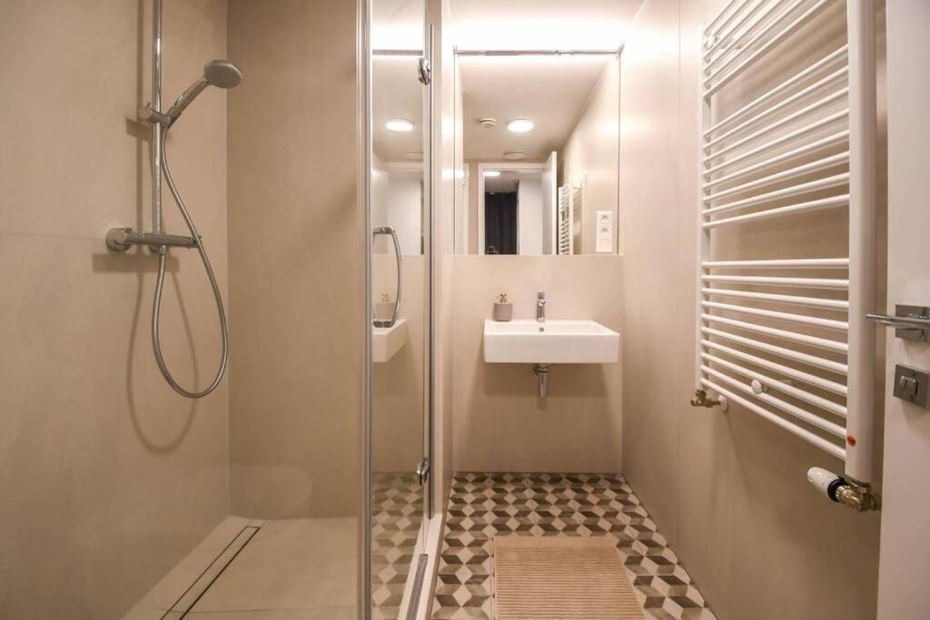 Skypark Luxury Apartment With Skyline View & Free Parking Bratislava Extérieur photo