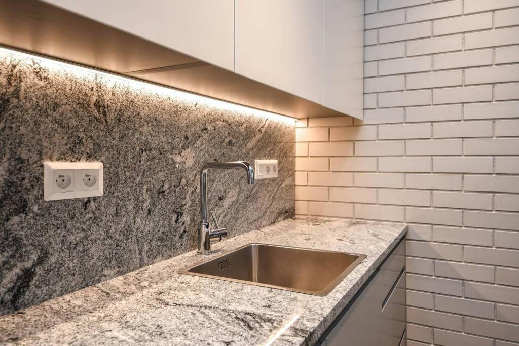 Skypark Luxury Apartment With Skyline View & Free Parking Bratislava Extérieur photo