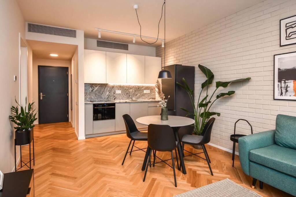 Skypark Luxury Apartment With Skyline View & Free Parking Bratislava Extérieur photo